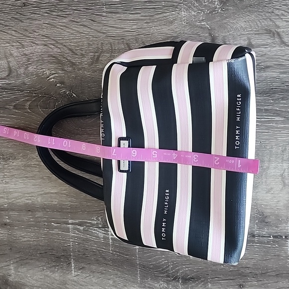 Tommy Hilfiger Pale Pink Cream & Black Stripe Top Handle Makeup Overnight Bag - Picture 9 of 11